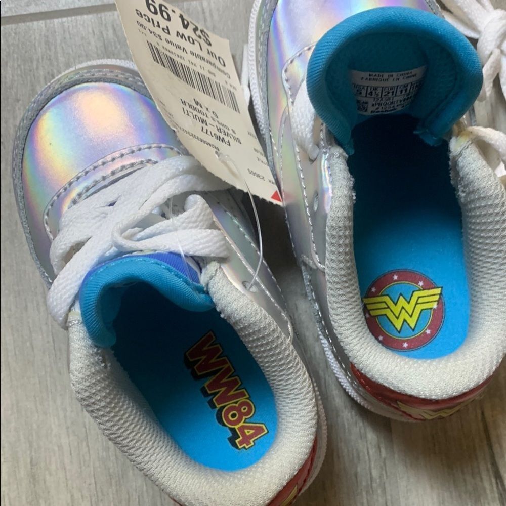 Reebok Silver and White Sneakers with Wonder Woman Accents Size 5 Baby - Picture 5 of 6